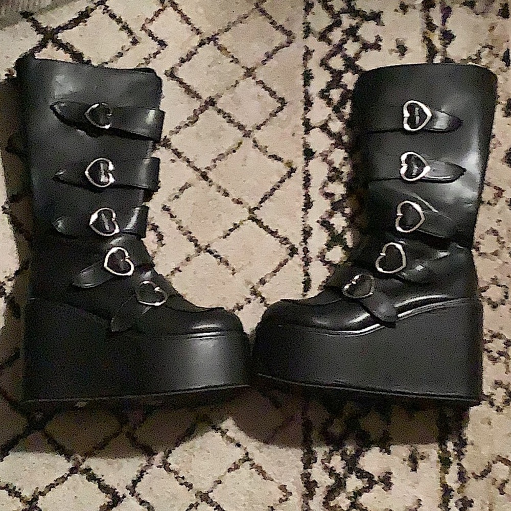 Hot topic black heart buckle platform